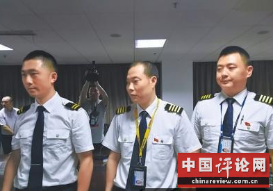 川航20分钟奇迹备降 副驾驶：短袖上衣长裤都被撕碎