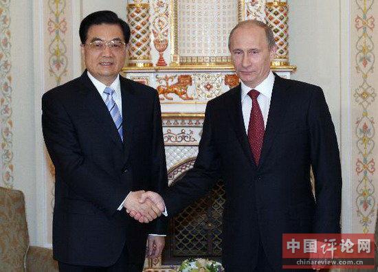 5月8日，应邀出席俄罗斯纪念卫国战争胜利65周年庆典的中国国家主席胡锦涛在莫斯科会见俄罗斯总理普京。 新华社记者樊如钧摄
