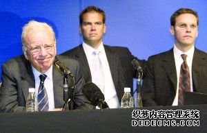 上图是默多克（左）和他的两个儿子拉克伦（中）、詹姆斯（右）当年在澳大利亚阿德莱德参加新闻集团的年会。