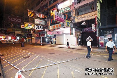 玻璃樽碎片散布西洋菜街路面，警方封锁现场展开调查。图片来源：香港文汇报