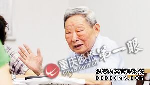 渝中区化龙桥虎头岩下，低矮的院墙里露出青瓦灰墙一角。高温天气，仍有游客循迹而来，推开墙内扇扇大门。7月1日，《新华日报》总馆复原开放人民时评，党的新闻史上不可磨灭的一页，在此真实展现。