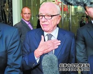 15日国内新闻，默多克在与受害者家属会面后会见媒体。
