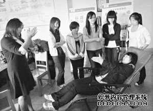引导大学生关注心理健康