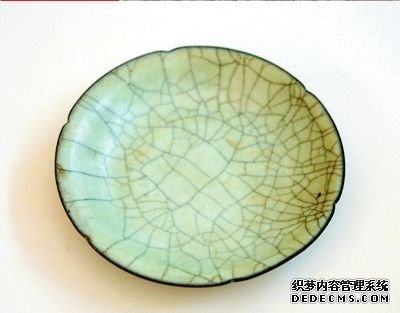 故宫博物院公布的受损瓷盘图片，其与左侧瓷盘一样出土于明代古墓。