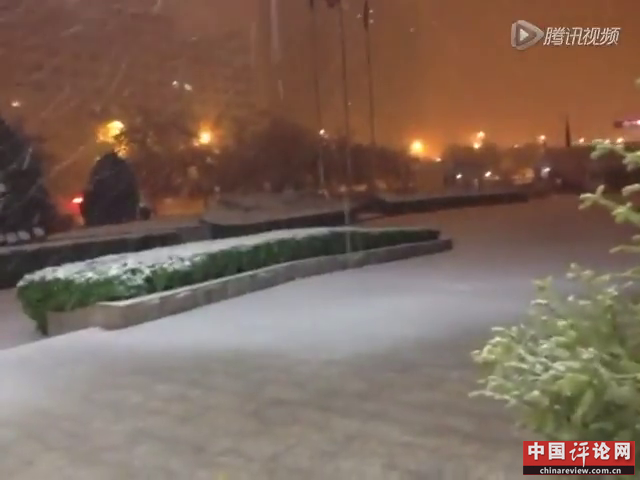 实拍2012年入冬北京市区首场大雪