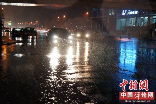 中国北方多地遭寒潮雨雪袭击北京河北红色预警