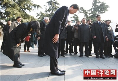 日前首相鸠山参观大屠杀纪念馆 询问屠杀原因