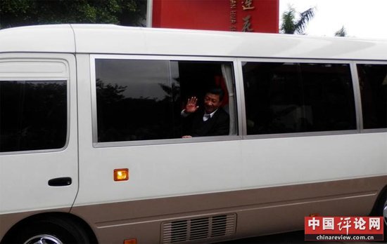 习近平视察广东时曾几近追尾 指示让群众先过