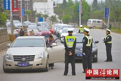 4月21日上午，雅安市郊外，交警劝说前来救灾的志愿者车辆返回。