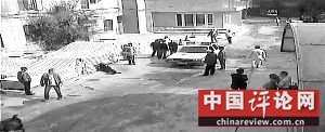 奥迪女停车被阻猛踹保安下体 警车路过视而不见