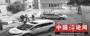 奥迪女停车被阻猛踹保安下体 警车路过视而不见