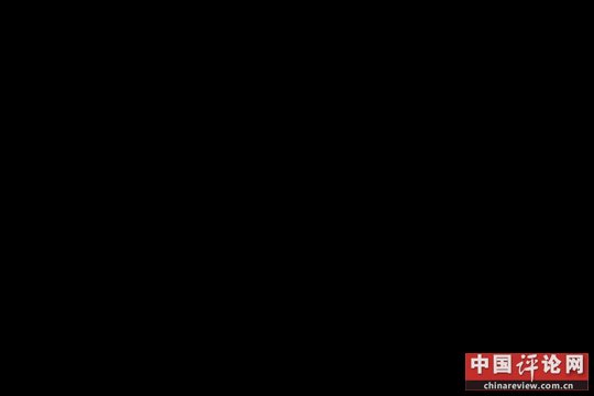 解放军士兵在机场准备利用民航运送兵力。（资料图）