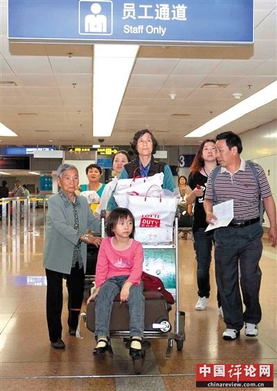 昨日下午5时许，首批滞留旅客抵达首都机场第二航站楼。实习生 王飞 摄