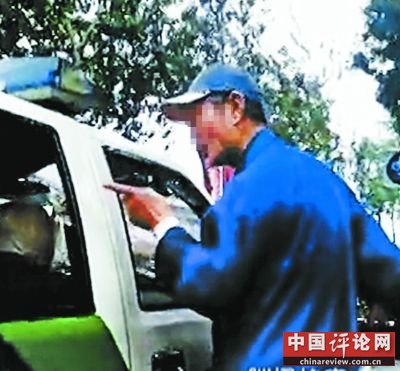 北京大爷训斥城管视频网络蹿红供图/网络