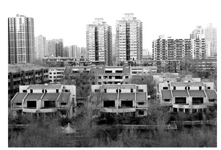 北京西二环75亩别墅群烂尾23年 皇家园林变垃圾场