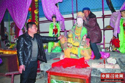 内黄县警方将3尊佛头交还给鹤壁市一寺庙