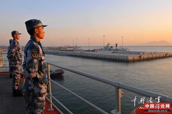 资料图：图为11月26日，辽宁舰从青岛某军港解缆起航，图为离码头时舰员在甲板分区列队。摄影：张凯