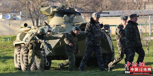 克里米亚乌克兰军事基地遭装甲车强攻(组图)