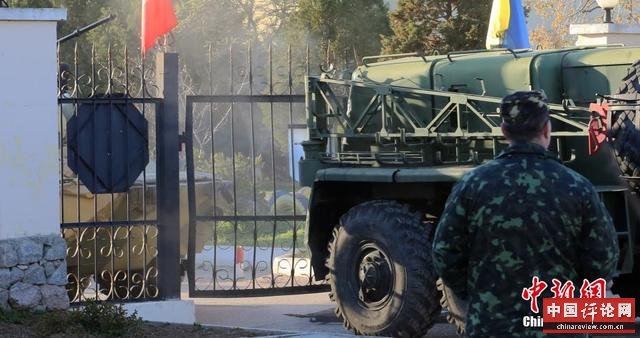 克里米亚乌克兰军事基地遭装甲车强攻(组图)