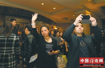 昨晚，丽都饭店，32位马航失联客机家属准备赴马来西亚。新京报记者 侯少卿 摄
