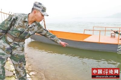 张伟向本报记者讲述救人的情形