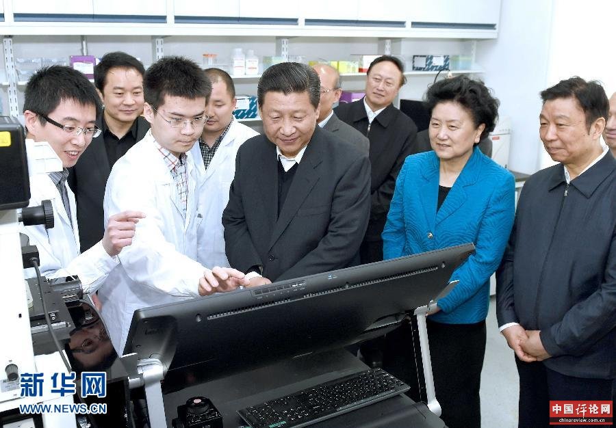 5月4日，习近平在北京大学生物动态光学成像中心了解癌症早期诊断研究应用情况。 新华社记者 马占成 摄