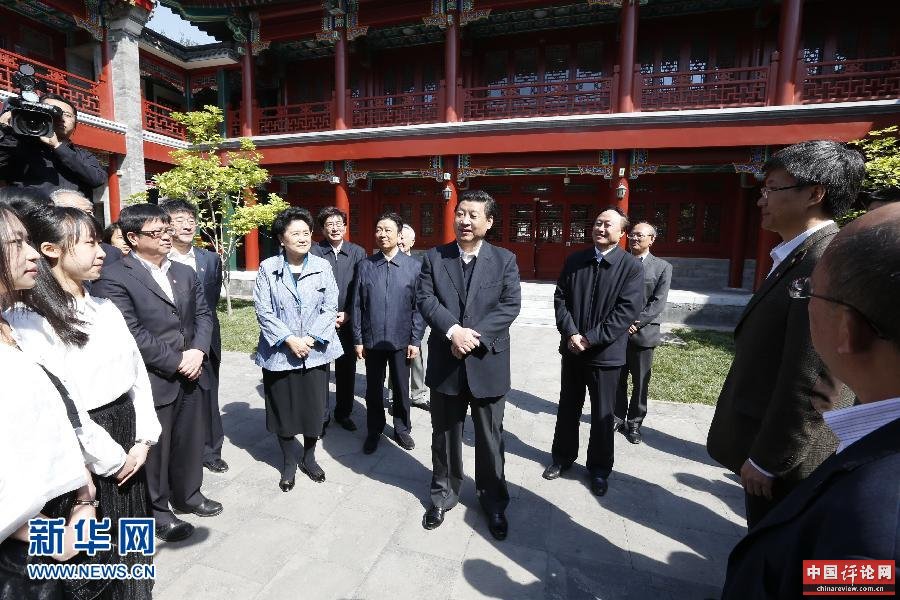 5月4日，习近平在北京大学人文学苑同师生们交流。  新华社记者 鞠鹏 摄