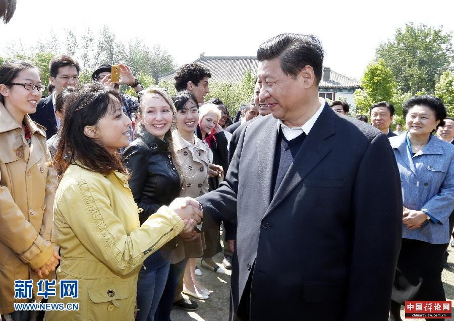 5月4日，习近平在北大校园同留学生亲切交谈。  新华社记者 鞠鹏 摄