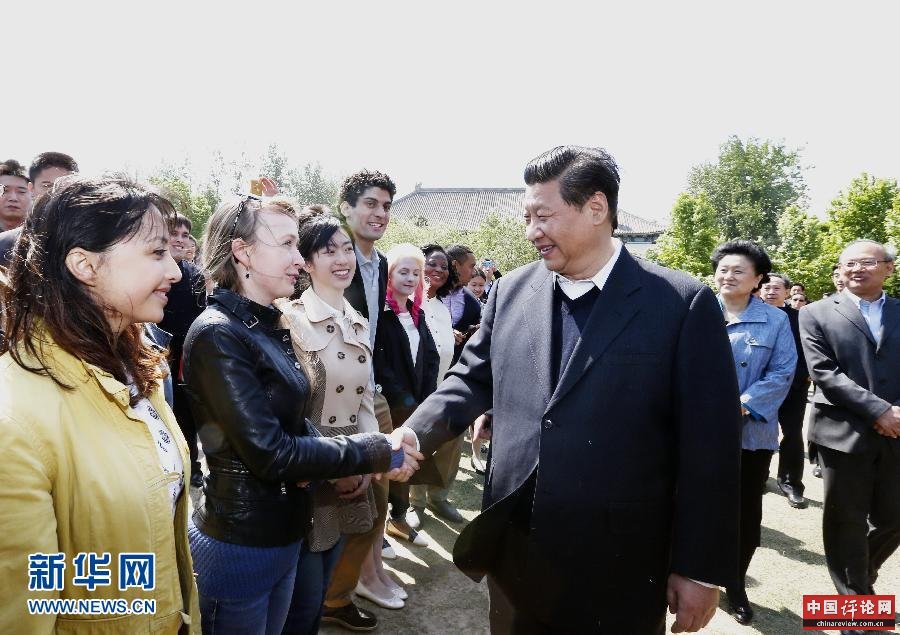 5月4日，习近平在北大校园同留学生亲切交谈。 新华社记者 鞠鹏 摄