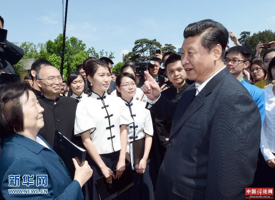 5月4日，习近平在校园观看北大师生纪念五四运动95周年青春诗会时同朗诵者亲切交谈。新华社记者 马占成 摄
