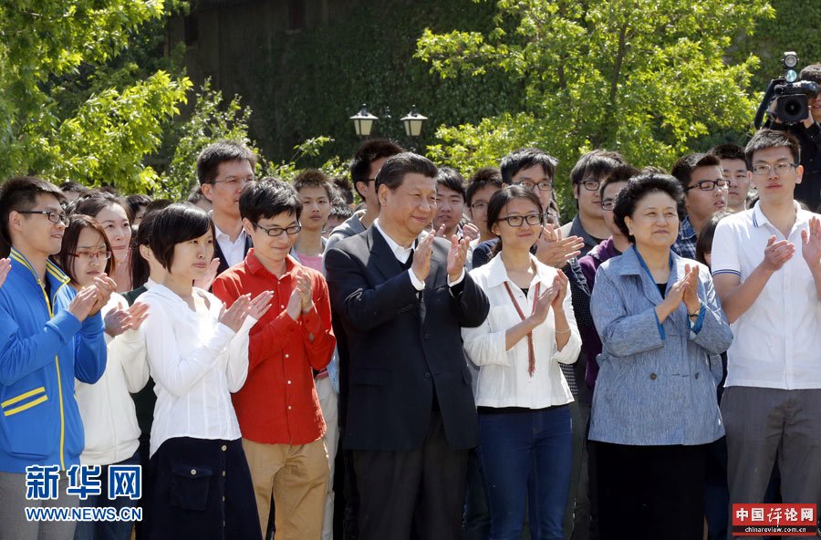 5月4日，习近平在校园观看北大师生纪念五四运动95周年青春诗会。新华社记者 鞠鹏 摄