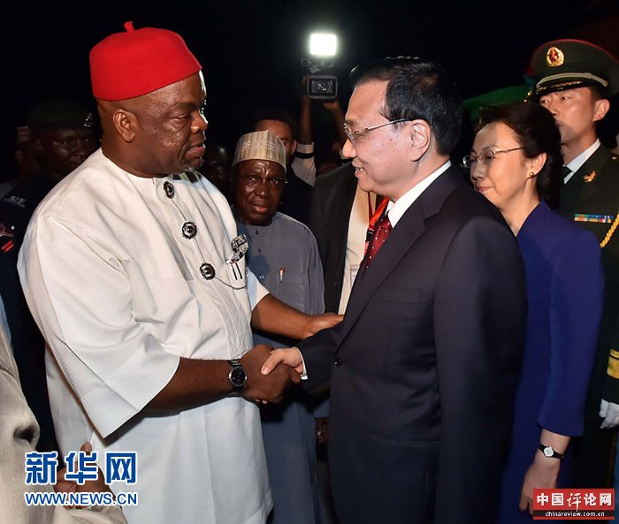 5月6日，应尼日利亚总统乔纳森邀请，国务院总理李克强乘专机抵达阿布贾国际机场，开始对尼日利亚进行正式访问。李克强总理夫人程虹同机抵达。新华社记者 李涛 摄