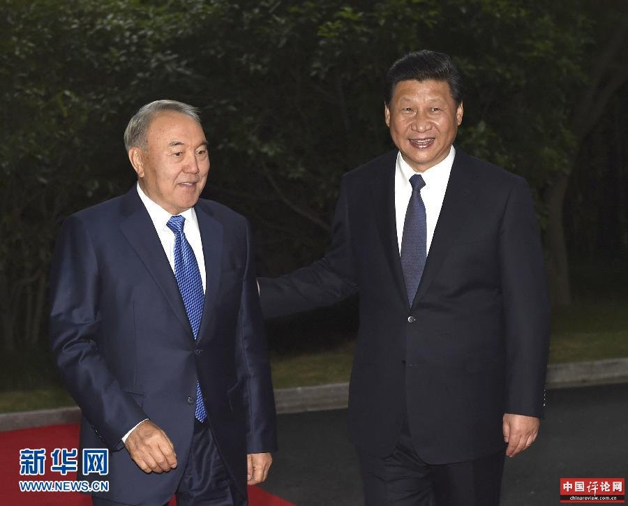  5月19日，中国国家主席习近平在上海同哈萨克斯坦总统纳扎尔巴耶夫举行会谈。这是会谈前，习近平在上海西郊会议中心广场为纳扎尔巴耶夫举行欢迎仪式。新华社记者 马占成 摄 