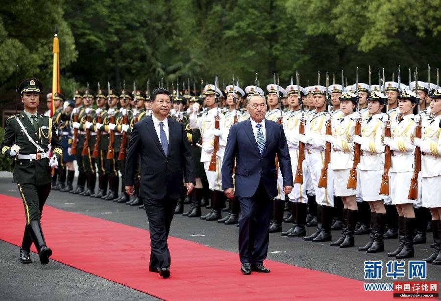 5月19日，国家主席习近平在上海同哈萨克斯坦总统纳扎尔巴耶夫举行会谈。这是会谈前，习近平在上海西郊会议中心广场为纳扎尔巴耶夫举行欢迎仪式。新华社记者 姚大伟 摄 