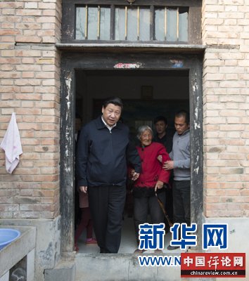 这是3月17日，习近平在河南省兰考县东坝头乡张庄村看望85岁老人张景枝。新华社记者 李学仁 摄