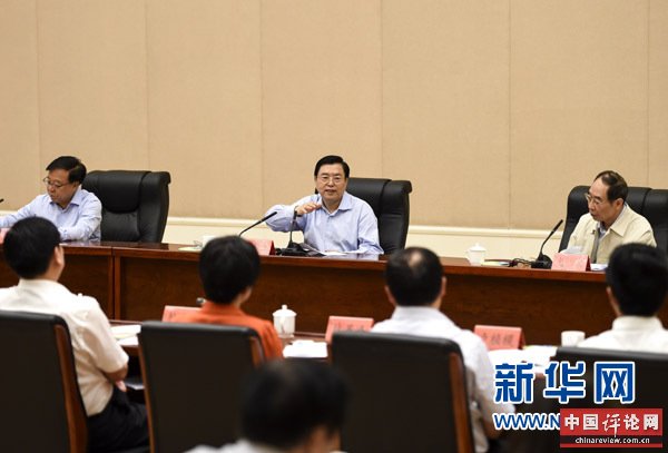 这是5月21日，张德江在福建省上杭县出席指导县委常委班子专题民主生活会。新华社记者 李学仁 摄