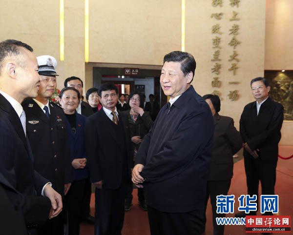 这是3月17日，习近平在河南省兰考县参观焦裕禄同志纪念馆时同焦裕禄亲属和基层模范干部代表亲切交流。新华社记者 丁林 摄