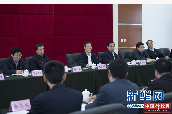 这是5月19日，张高丽在吉林省农安县出席指导县委常委班子专题民主生活会。新华社记者 王晔 摄
