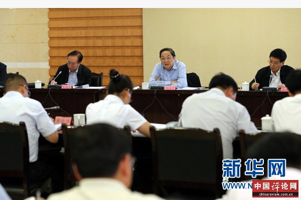 这是5月19日，俞正声在云南省武定县出席指导县委常委班子专题民主生活会。新华社记者 刘卫兵 摄