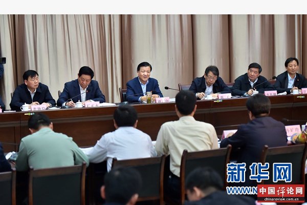 这是5月18日，刘云山在陕西省礼泉县出席指导县委常委班子专题民主生活会。新华社记者 李涛 摄