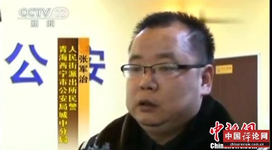 　　图为跨省“抓错人”事件办案民警张军治此前接受媒体采访。　视频截图摄