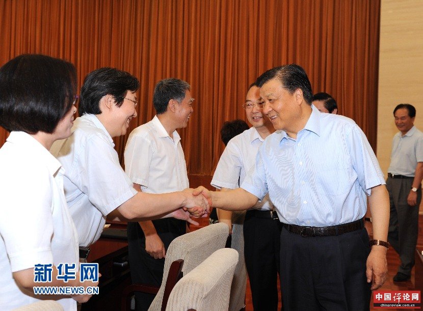 刘云山与大家亲切握手。 新华社记者 饶爱民 摄 