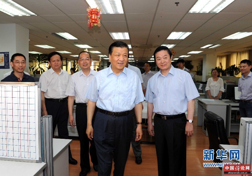 6月29日，中共中央政治局常委、中央书记处书记刘云山到人民日报社调研。这是刘云山亲切看望值守工作岗位的编辑记者。 新华社记者 饶爱民摄