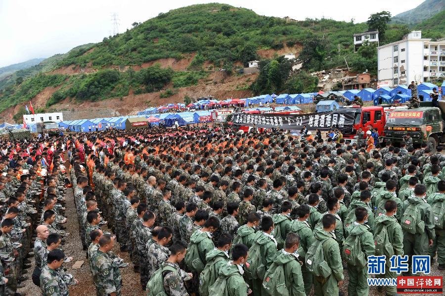 （新华直击·鲁甸地震）哀悼云南鲁甸“8·03”6.5级地震遇难同胞仪式举行