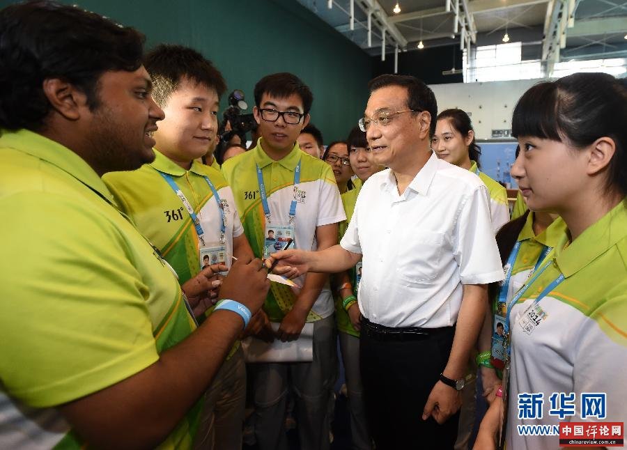 这是李克强与志愿者们亲切交谈。新华社记者马占成摄 