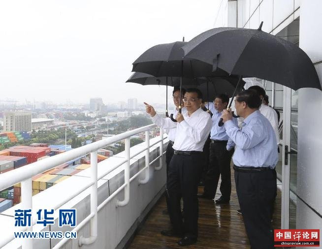 9月18日至19日，中共中央政治局常委、国务院总理李克强在中国（上海）自由贸易试验区考察。这是9月19日，李克强考察上海自贸区外高桥物流中心。 新华社记者丁林 摄 