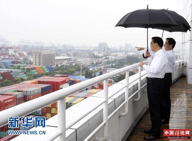 9月18日至19日，中共中央政治局常委、国务院总理李克强在中国（上海）自由贸易试验区考察。这是9月19日，李克强考察上海自贸区外高桥物流中心。 新华社记者丁林 摄 
