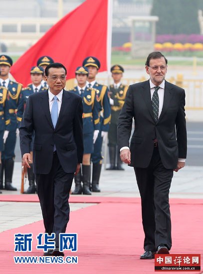 这是会谈前，李克强在人民大会堂东门外广场举行仪式，欢迎拉霍伊访华。新华社记者 庞兴雷 摄