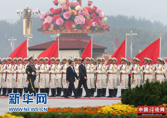 这是会谈前，李克强在人民大会堂东门外广场举行仪式，欢迎拉霍伊访华。新华社记者 庞兴雷 摄