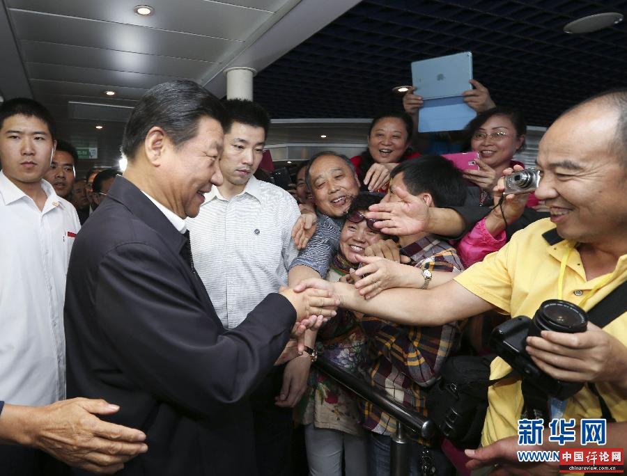 这是1日上午，习近平在平潭海峡高速客运码头登上“海峡号”客轮与赴台的两岸旅客握手交流。 新华社记者 兰红光 摄